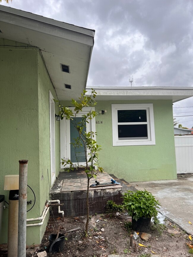 Building Photo - 6124 SW 38th St