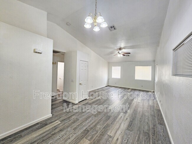 Foto del edificio - 2321 E Calvada Blvd