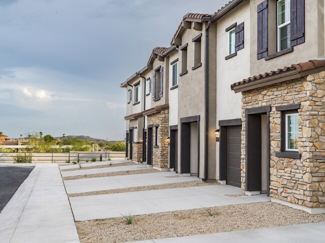 Aster Ridge townhomes: the perfect blend of contemporary architecture and Arizona charm. - Amavi Aster Ridge
