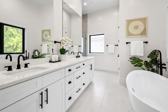 Foto del edificio - 10620 Parkwood Dr