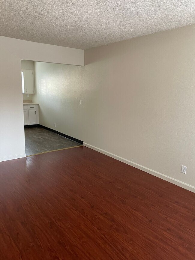 Foto del edificio - LOWER LEVEL 2 BED 1 BATH WITH FRESH PAINT AND NEW CARPET