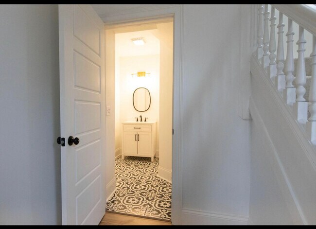 1/2 bath - 1707 Greenup St