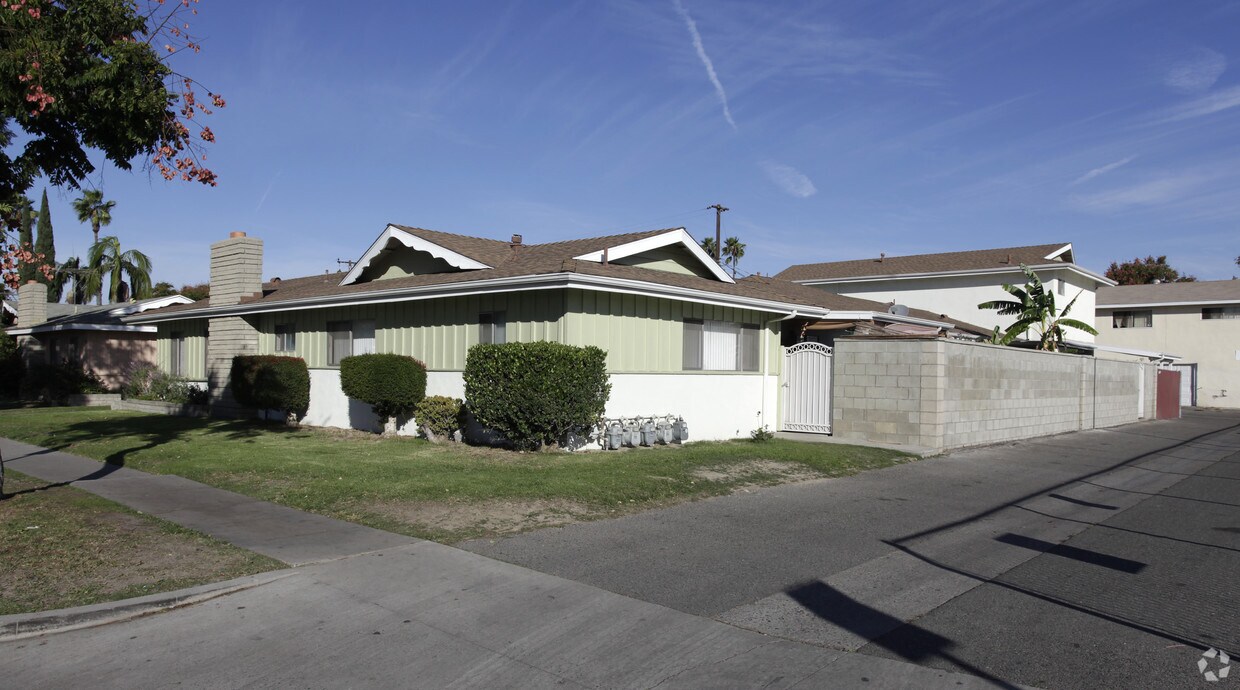Primary Photo - 3411 W Danbrook Ave