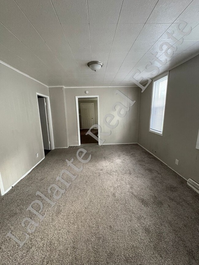 Building Photo - Welcome to this Charming 3-Bedroom Home Ne...