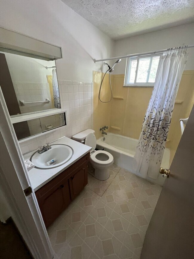 Foto del edificio - 355 Meadowbrook Ave