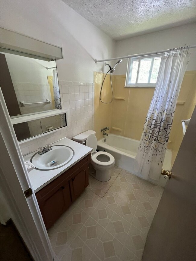 Building Photo - 355 Meadowbrook Ave