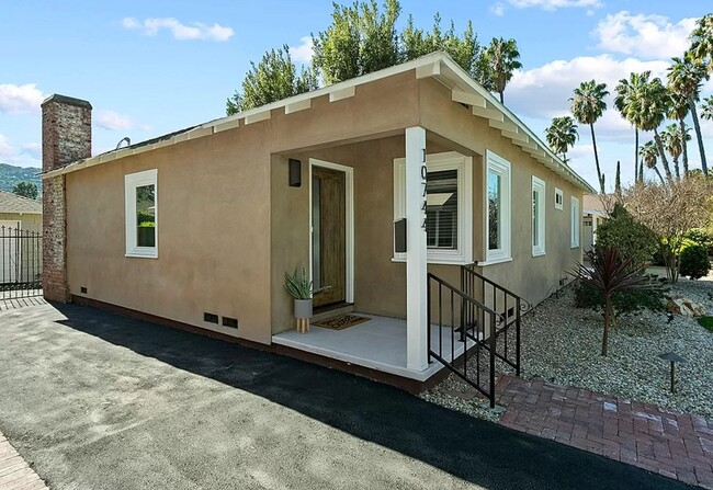 Building Photo - 10744 Aqua Vista St