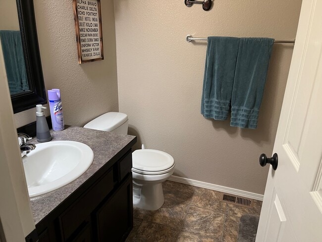 Bath 1 - 3036 N Terrell Dr