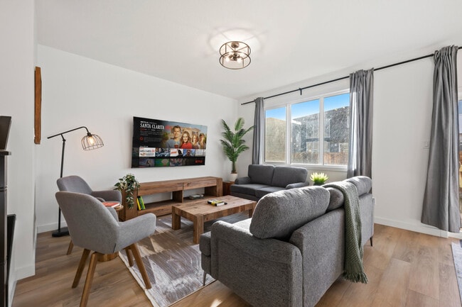 Photo du bâtiment - 1430 Aster Way NW