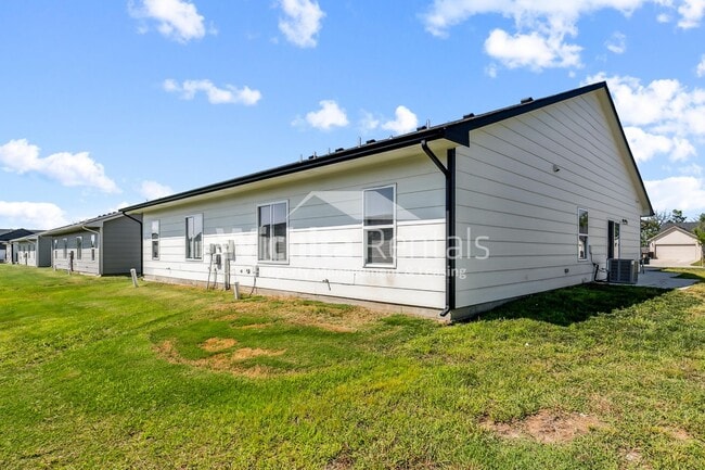 Foto del edificio - Move-In Ready Duplex in Bel Aire!