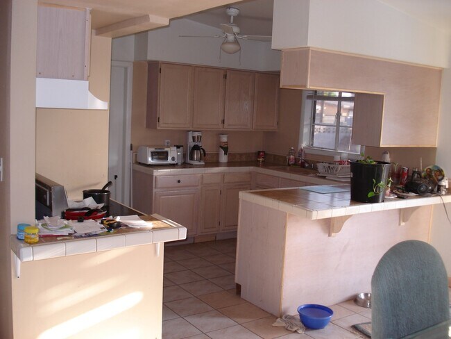 Building Photo - FOR RENT 5BR/2BA HOUSE - SWIMMING POOL, TI...