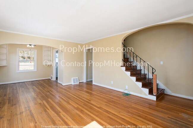 Building Photo - Delightful Two Bedroom Duplex In SE Portland - Fenced Yard!