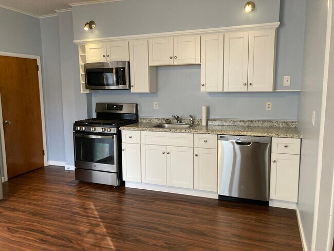 Building Photo - 23 Sobieski St