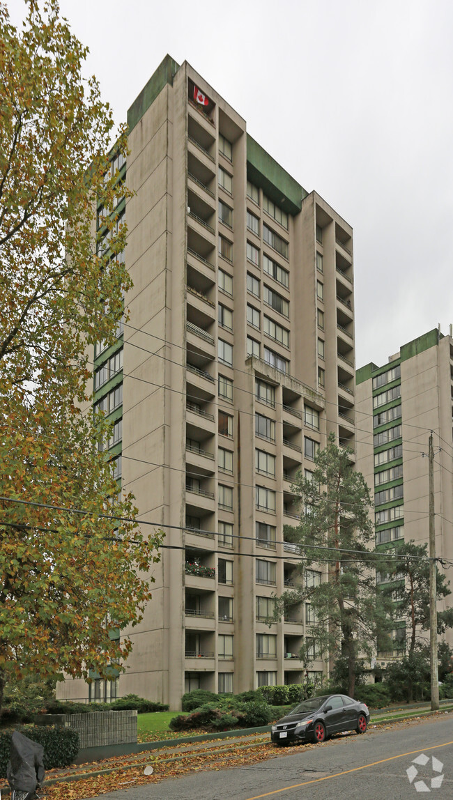 Building Photo - Skyline Towers