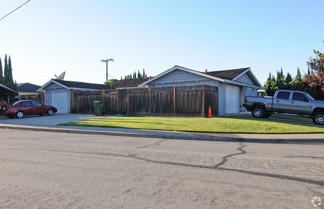 Building Photo - 3343 McKinley Dr