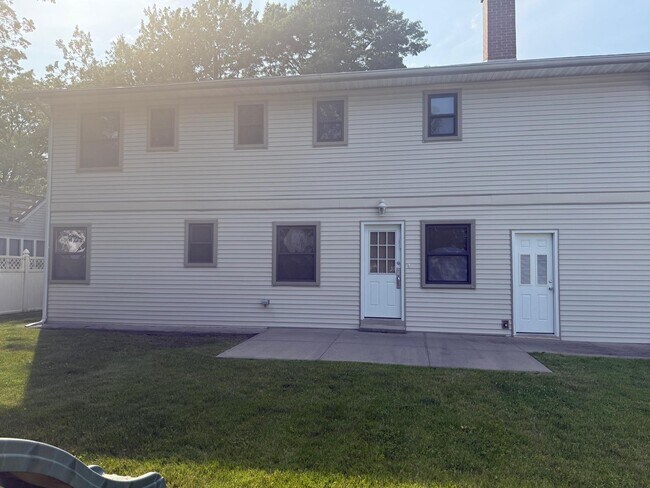 Building Photo - 1357 Kew Ave