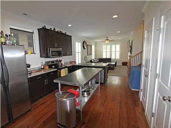 Building Photo - 3BR Home Downtown Available 9/1/23!