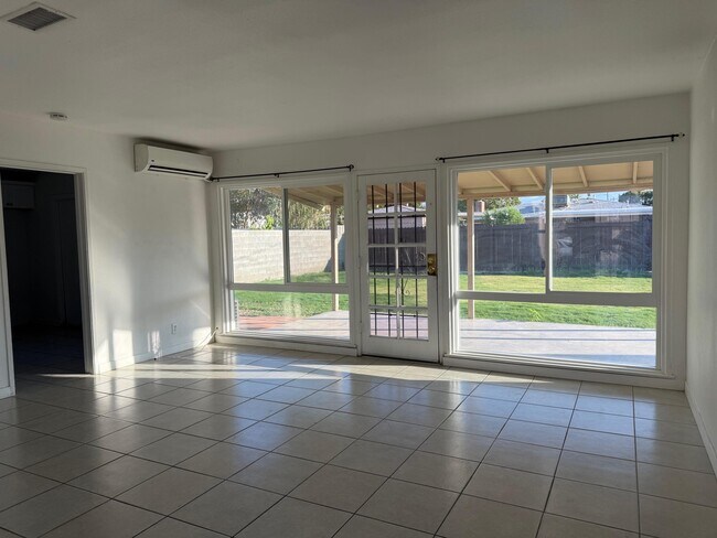 Foto del edificio - 82077 Santa Rosa Ave