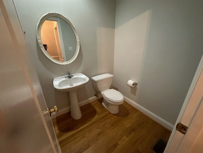 Building Photo - Stunning Townhome - Irving Park