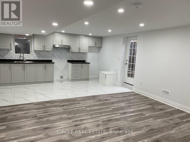 Photo du bâtiment - 1368 Connaught Ter