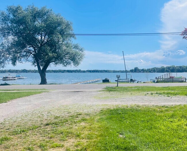 Foto del edificio - 743 E Walled Lake Dr