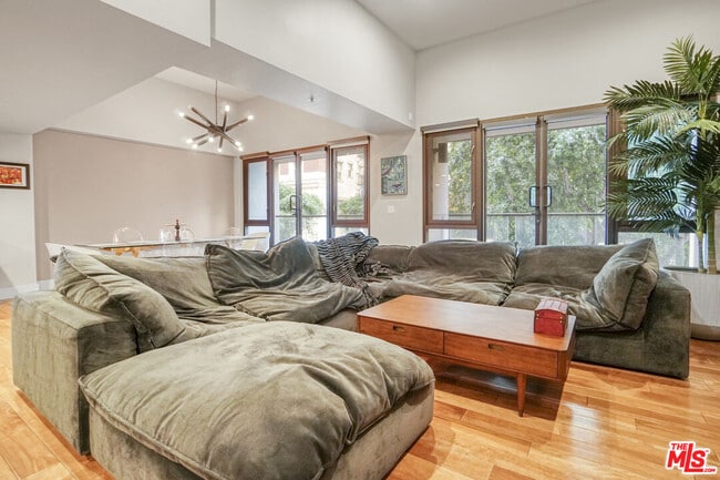 Foto del edificio - 460 S Spring St