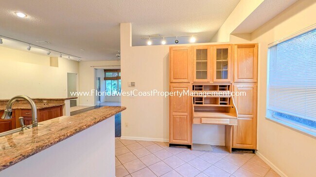 Foto del edificio - SPACIOUS 3 BEDROOM/2 BATH LOCATED NEAR UNI...