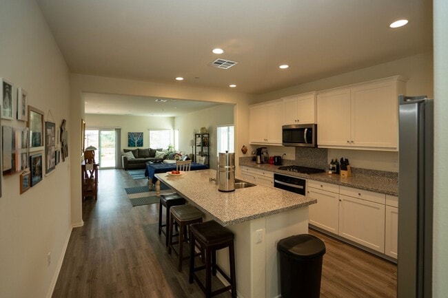Building Photo - Don't miss the opportunity to lease this b...