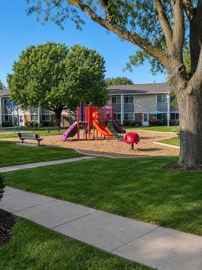 Zona de juegos al aire libre en Sunset Ridge - Sunset Ridge Townhomes