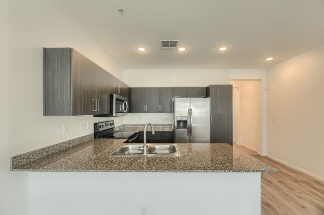 Building Photo - 3 Bedroom condo in Phoenix