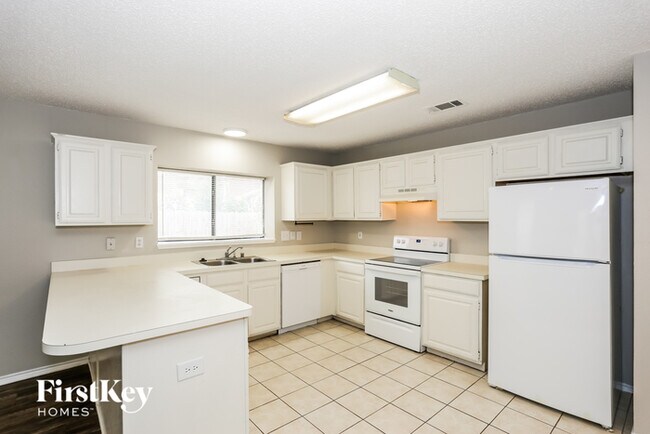 Building Photo - 6912 Club Creek Dr