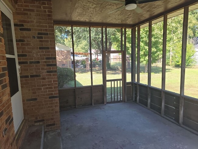 Building Photo - 3 Bed 2 bath house in Laurel Meadows
