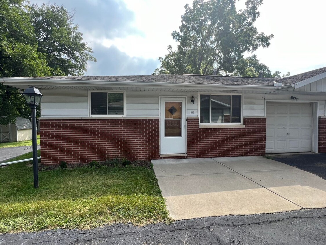 Primary Photo - 2 Bedroom/1 Bathroom Duplex For Lease
