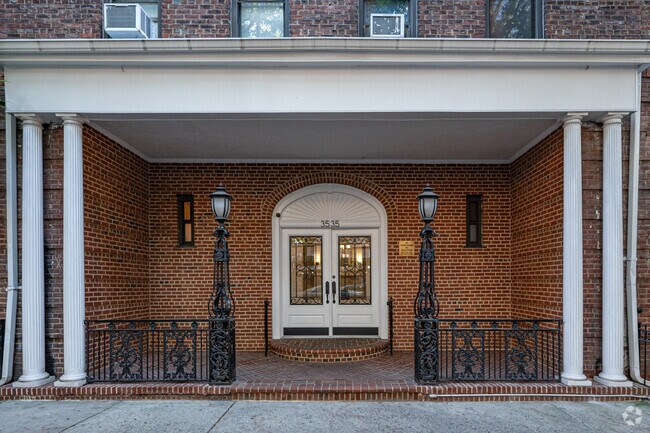 Entrada del edificio - 3535 75th St