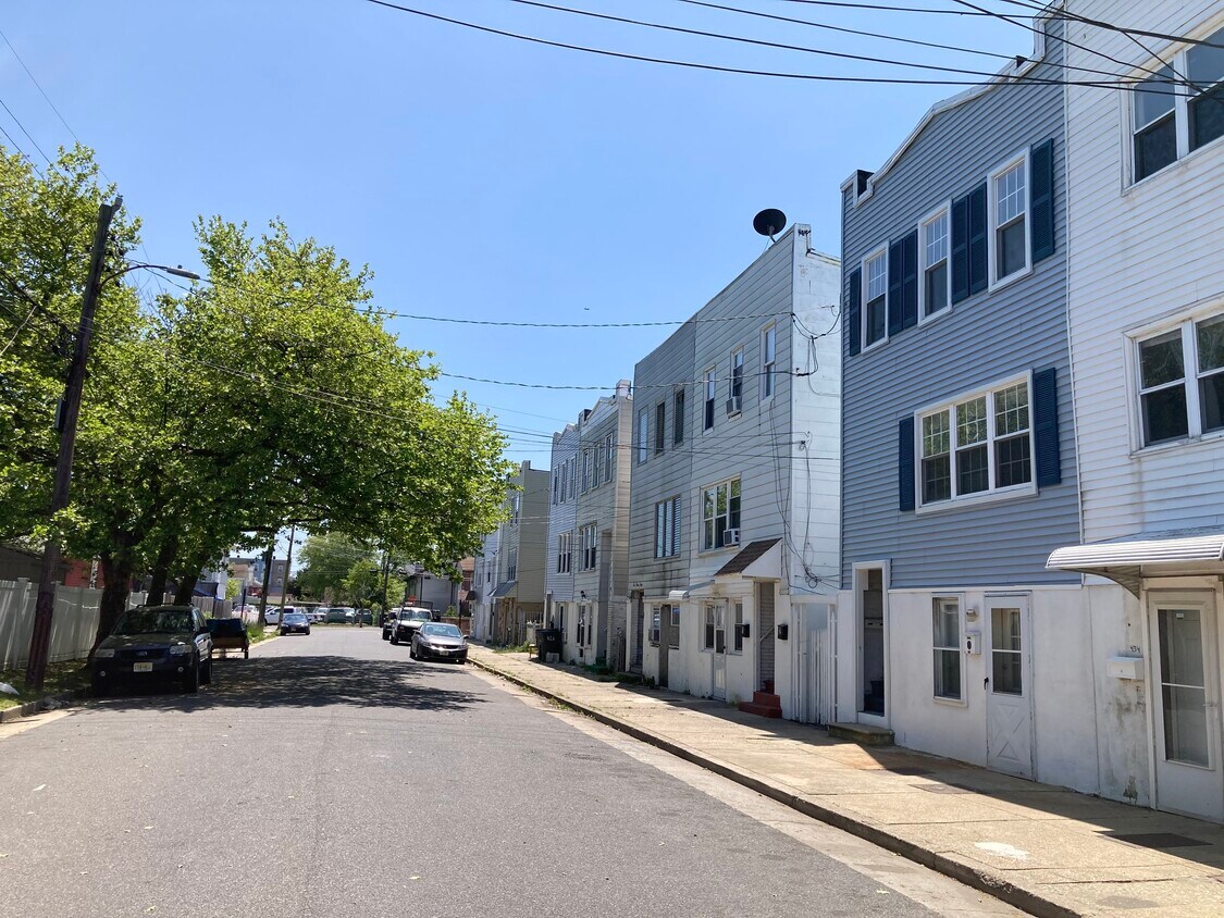 Parking both sides - 432 Wisteria Rd