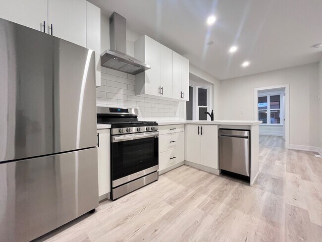 Building Photo - 33 Somerset Ave