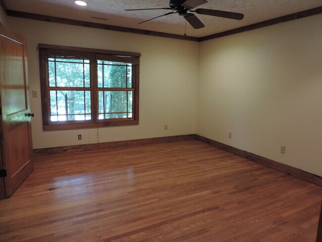 Foto del edificio - Beautiful Mission-Style Home! Lots of Yard for Play!