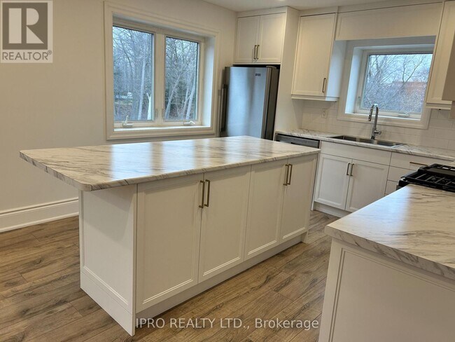 Photo du bâtiment - 1661-1661 Lakeshore Rd W