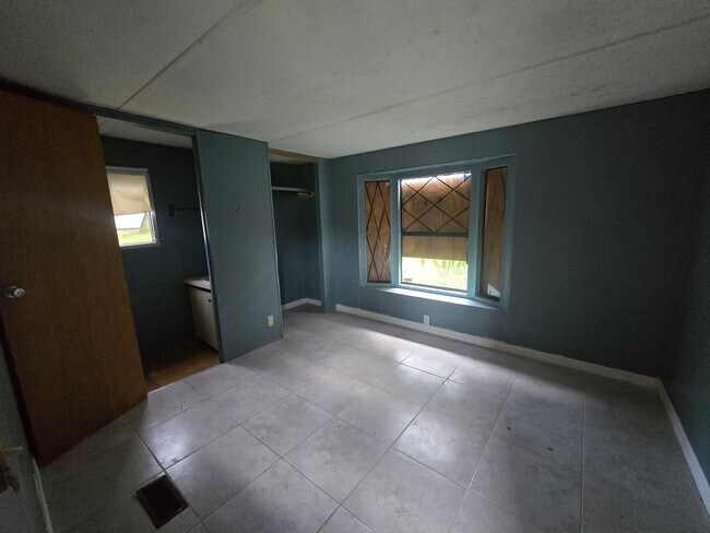 Building Photo - Two bedroom 1.5 bath mobile home on property