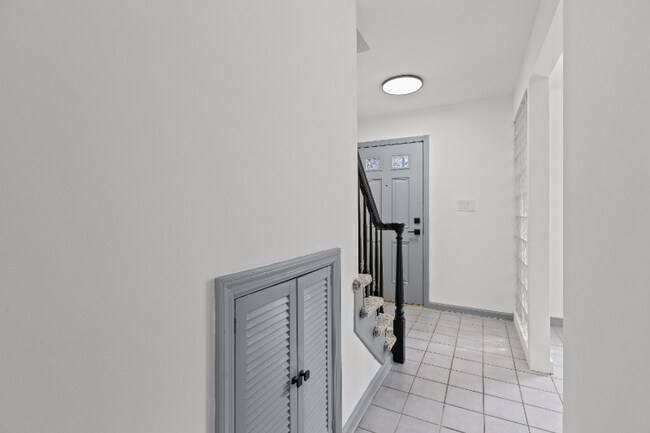 Building Photo - 546 Carriage Cir