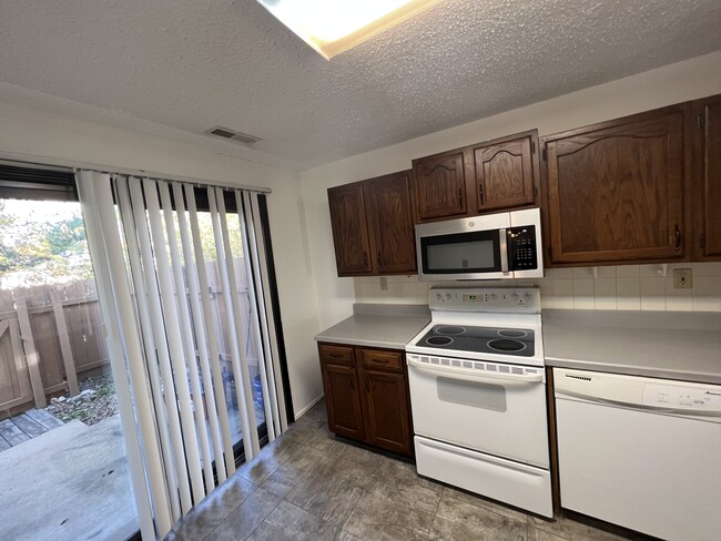 Building Photo - 131 Carmel Woods Dr