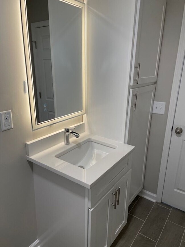 Foto del edificio - Available Soon!