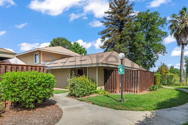 Foto del edificio - 2095 Olivera Rd