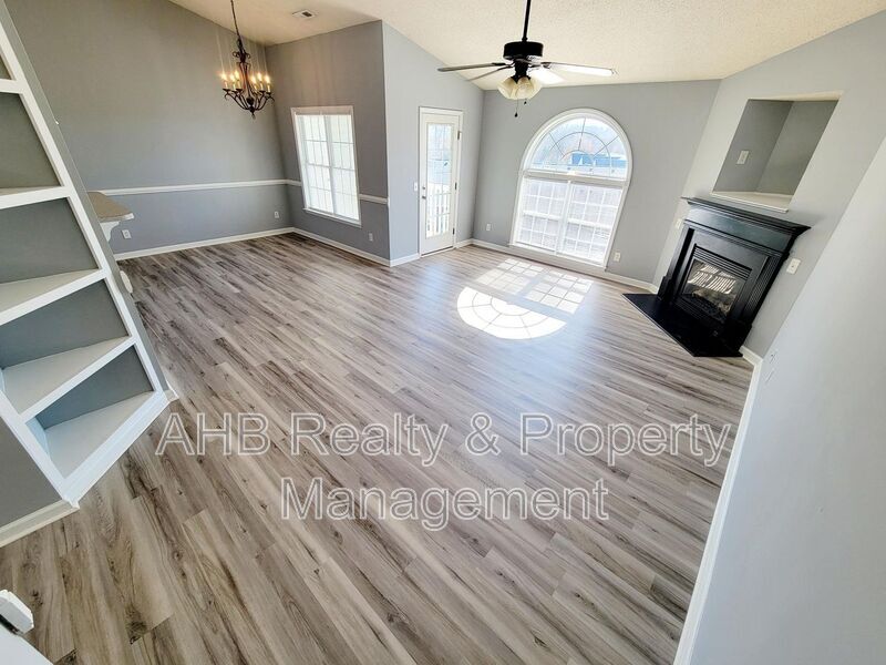 Foto principal - 3477 Forestdale Dr