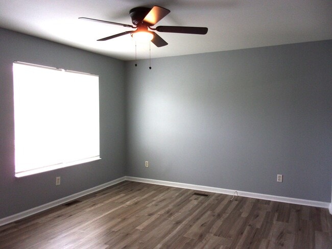 Building Photo - Freshly Updated 3 Bedroom 1 Bath Home in C...