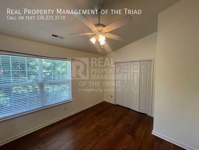 Building Photo - Lovely 2 Bedroom, 2 1/2 Bath Townhouse in ...