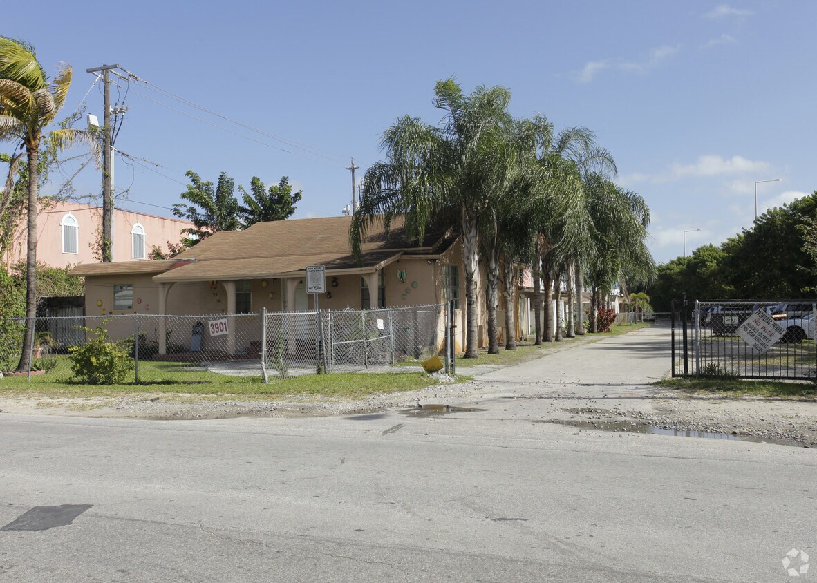 Primary Photo - 3901 NW 37th Ave