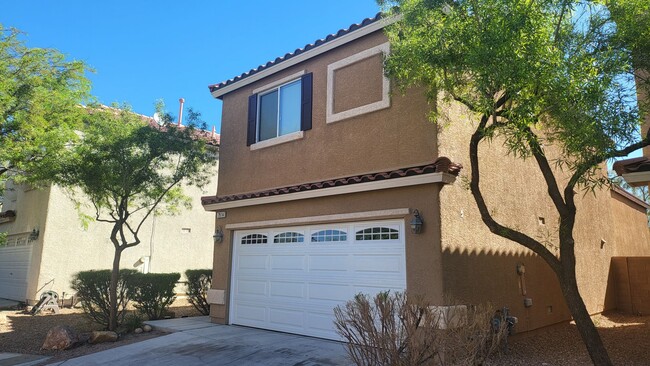 Foto del edificio - Beautiful 2 Story Home