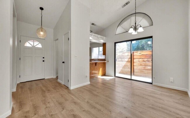 Building Photo - Cozy Home for rent in Visalia