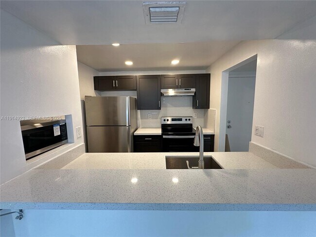 Foto del edificio - 7125 NW 186th St